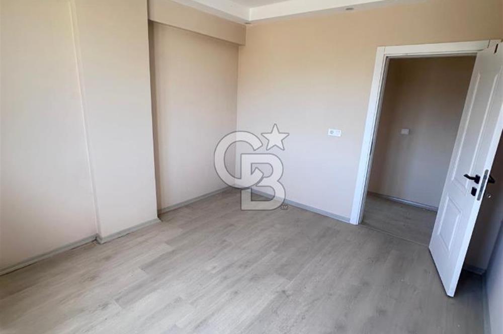 EVONADAN MURADİYEDE MENEMEN YOLUNA CEPHE KİRALIK 2+1 AÇIK MUTFAK