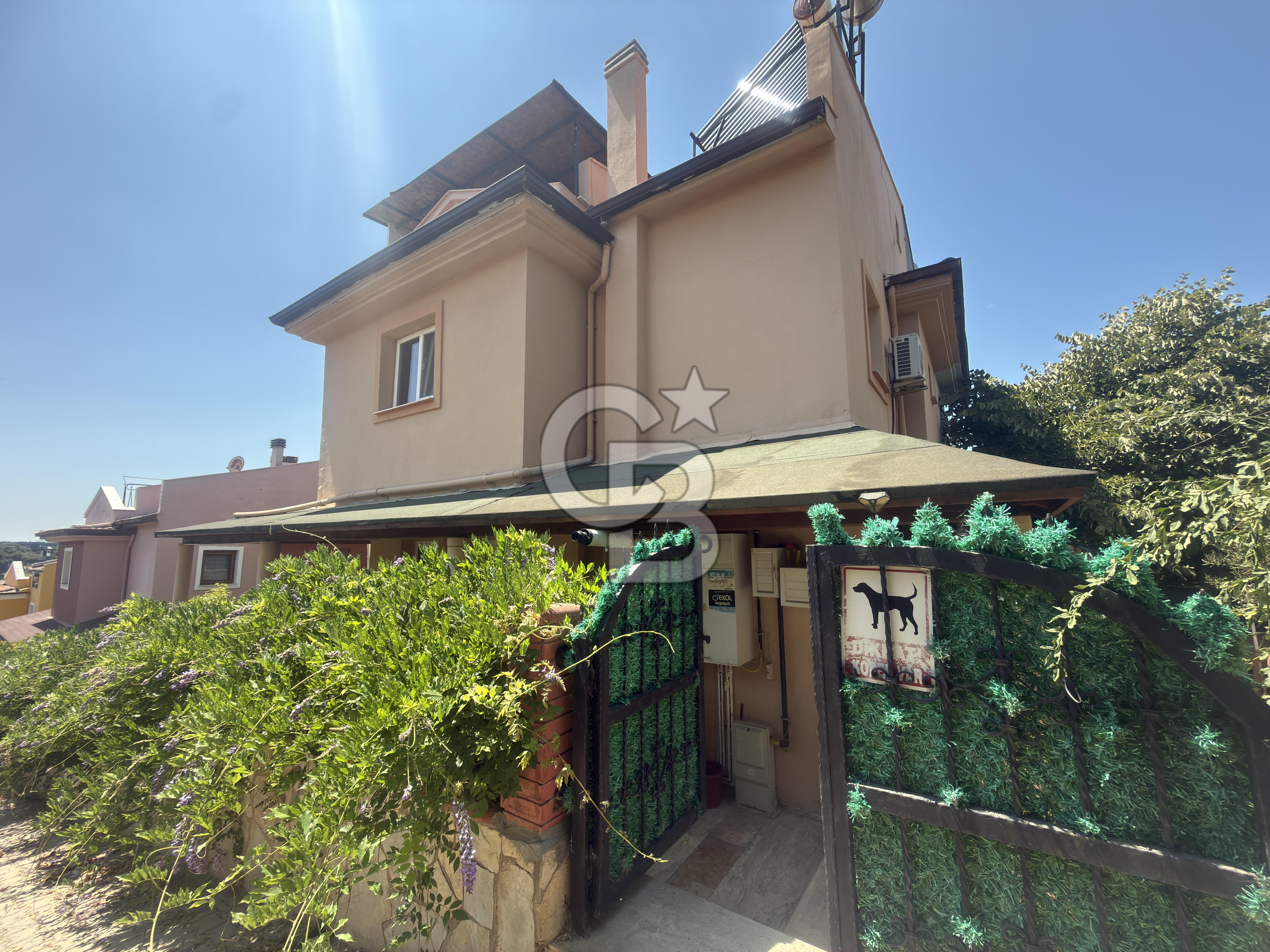 Guzelbahçe Kahramandere’de bahçeli teraslı şöminelı villa