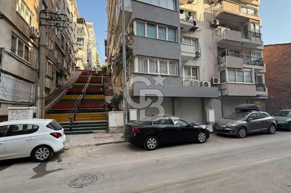 Konak Mithatpasa Caddesi Üzerinde Deniz Manzaralı Satılık Dükkan