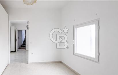 UMURCA VİLLATEPE EVLERİNDE KALE VE DENİZ MANZARALI KİRALIK VİLLA