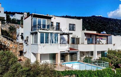 BODRUM UMURCA VİLLATEPE EVLERİNDE KALE VE DENİZ MANZARALI VİLLA
