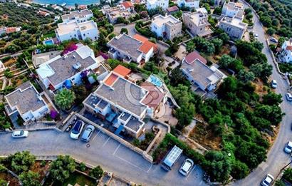 UMURCA VİLLATEPE EVLERİNDE KALE VE DENİZ MANZARALI KİRALIK VİLLA