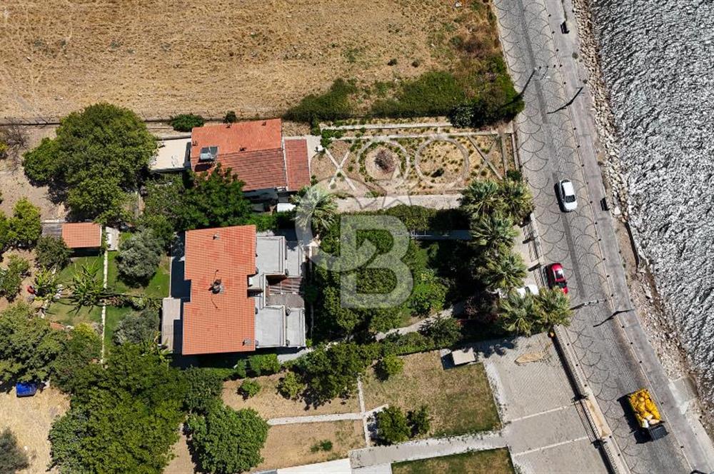 Urla Özbek’te Denize Sıfır 3 Katlı Özel Villa
