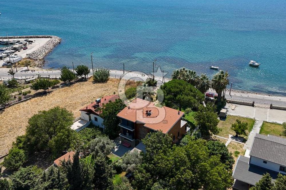 Urla Özbek’te Denize Sıfır 3 Katlı Özel Villa