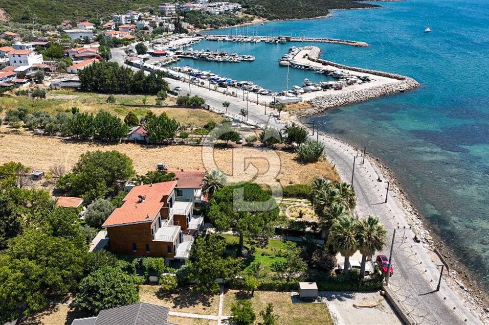 Urla Özbek’te Denize Sıfır 3 Katlı Özel Villa