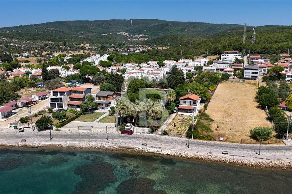 Urla Özbek’te Denize Sıfır 3 Katlı Özel Villa