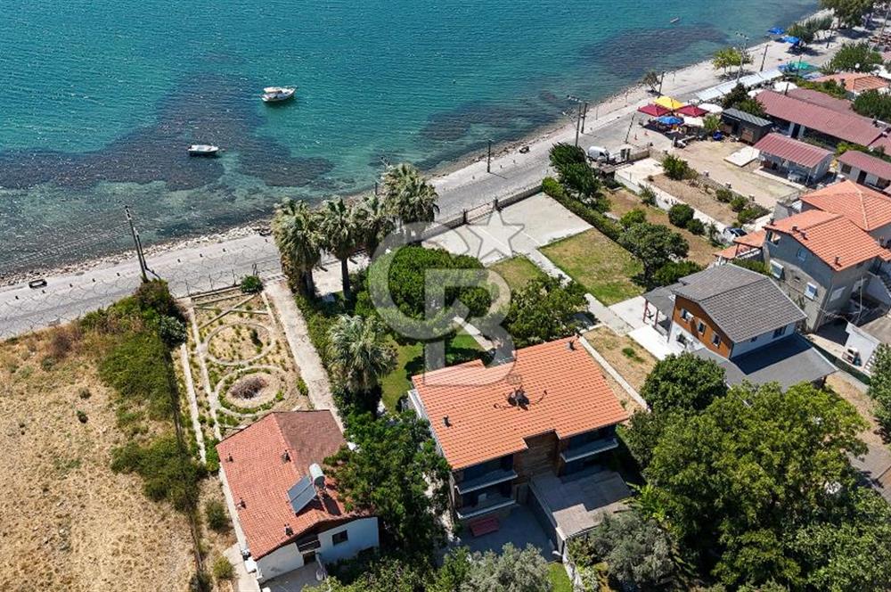 Urla Özbek’te Denize Sıfır 3 Katlı Özel Villa