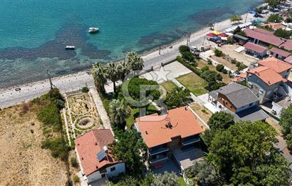 Urla Özbek’te Denize Sıfır 3 Katlı Özel Villa