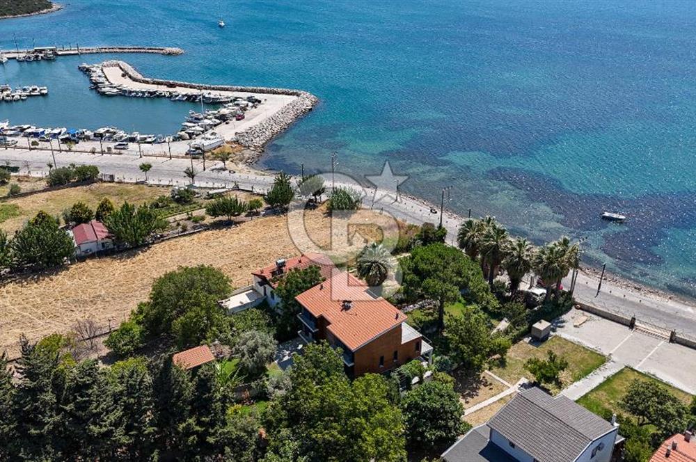 Urla Özbek’te Denize Sıfır 3 Katlı Özel Villa