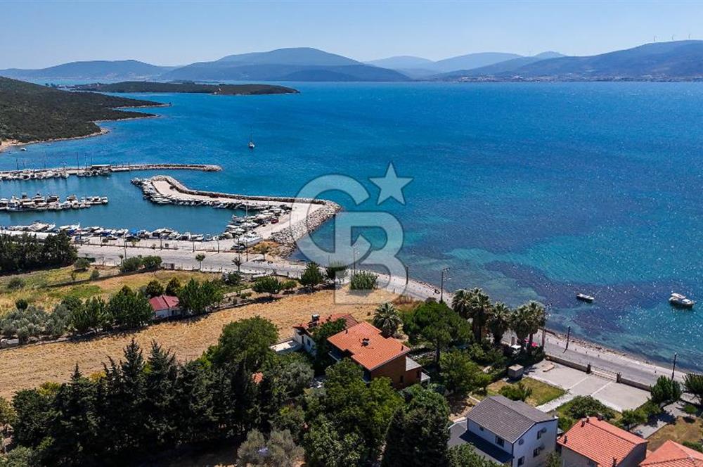 Urla Özbek’te Denize Sıfır 3 Katlı Özel Villa