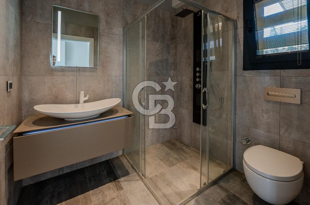 Urla Özbek’te Denize Sıfır 3 Katlı Özel Villa