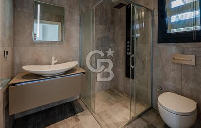 Urla Özbek’te Denize Sıfır 3 Katlı Özel Villa