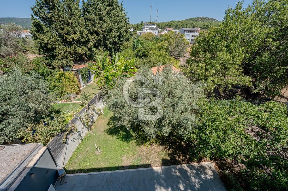 Urla Özbek’te Denize Sıfır 3 Katlı Özel Villa