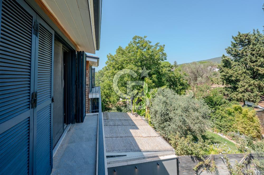 Urla Özbek’te Denize Sıfır 3 Katlı Özel Villa