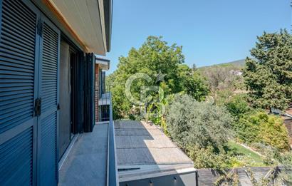 Urla Özbek’te Denize Sıfır 3 Katlı Özel Villa