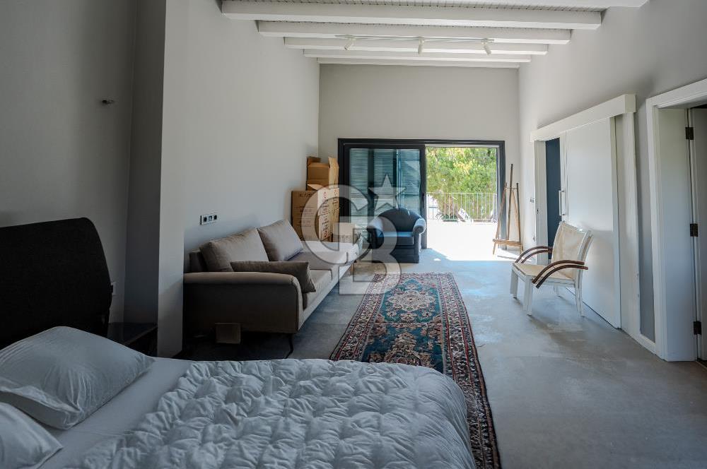 Urla Özbek’te Denize Sıfır 3 Katlı Özel Villa