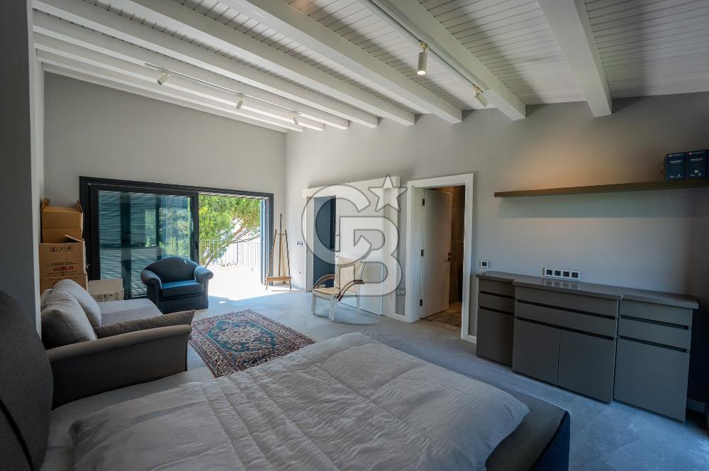 Urla Özbek’te Denize Sıfır 3 Katlı Özel Villa