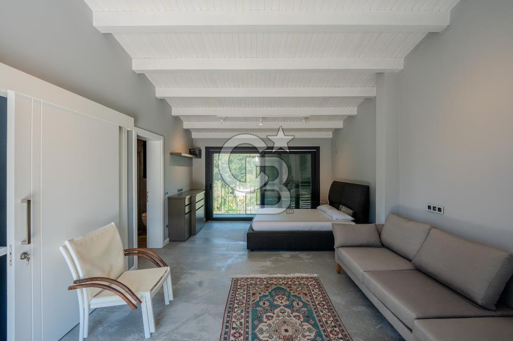 Urla Özbek’te Denize Sıfır 3 Katlı Özel Villa