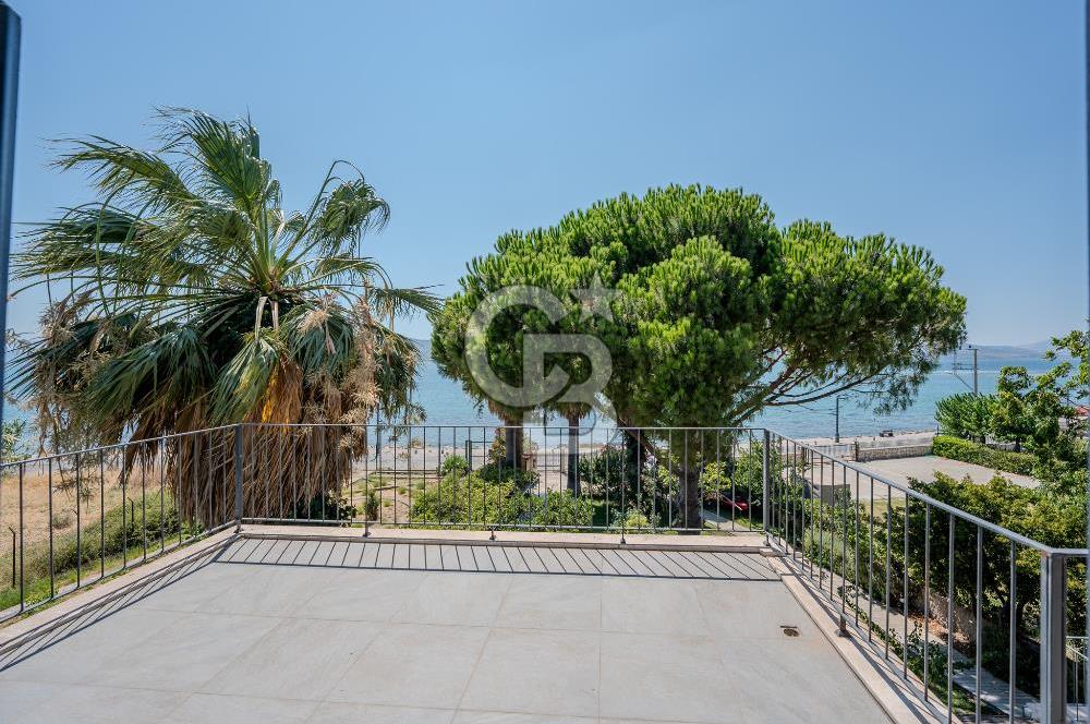 Urla Özbek’te Denize Sıfır 3 Katlı Özel Villa