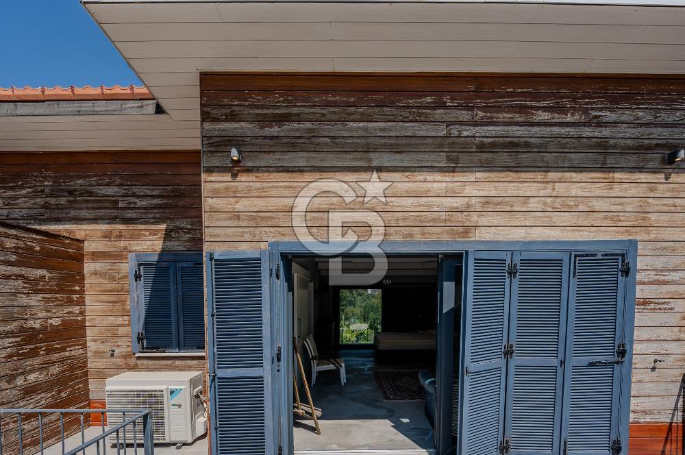 Urla Özbek’te Denize Sıfır 3 Katlı Özel Villa