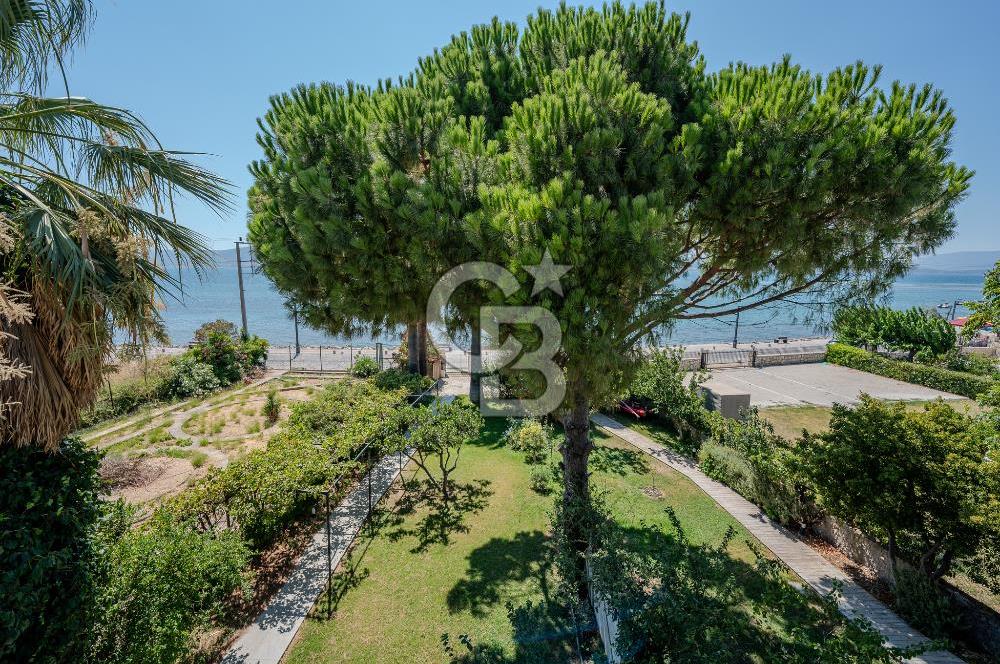 Urla Özbek’te Denize Sıfır 3 Katlı Özel Villa