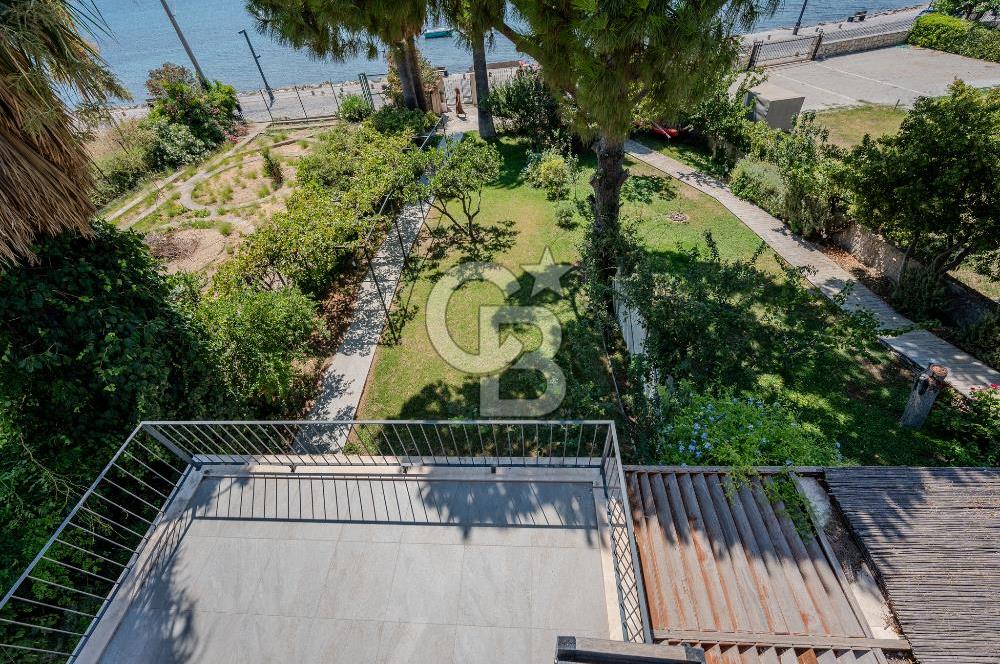 Urla Özbek’te Denize Sıfır 3 Katlı Özel Villa