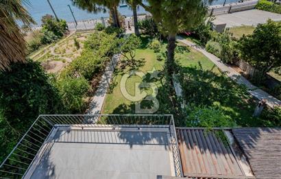Urla Özbek’te Denize Sıfır 3 Katlı Özel Villa
