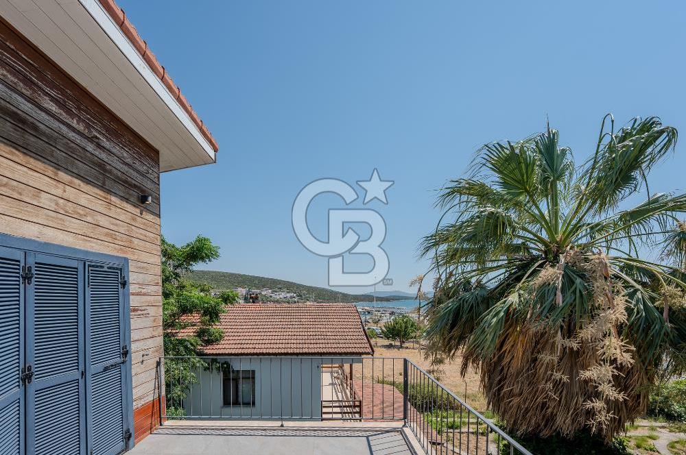 Urla Özbek’te Denize Sıfır 3 Katlı Özel Villa