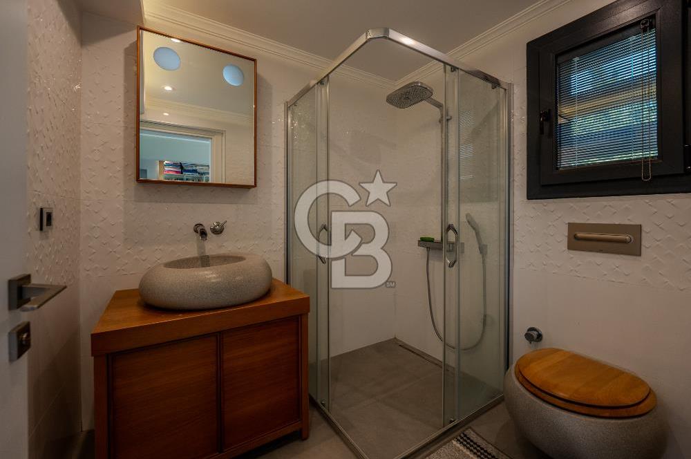 Urla Özbek’te Denize Sıfır 3 Katlı Özel Villa