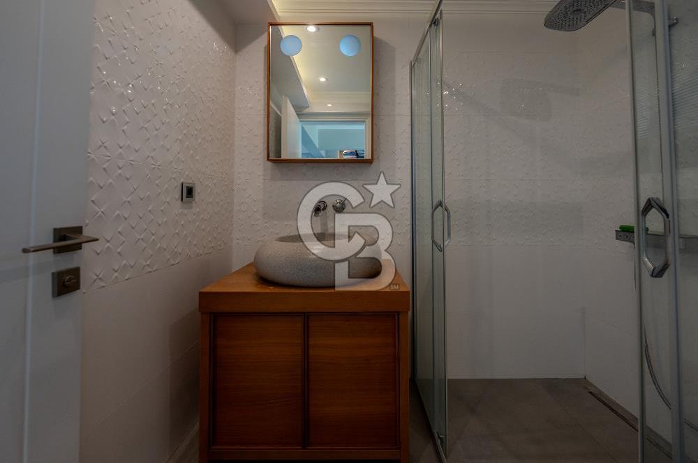 Urla Özbek’te Denize Sıfır 3 Katlı Özel Villa