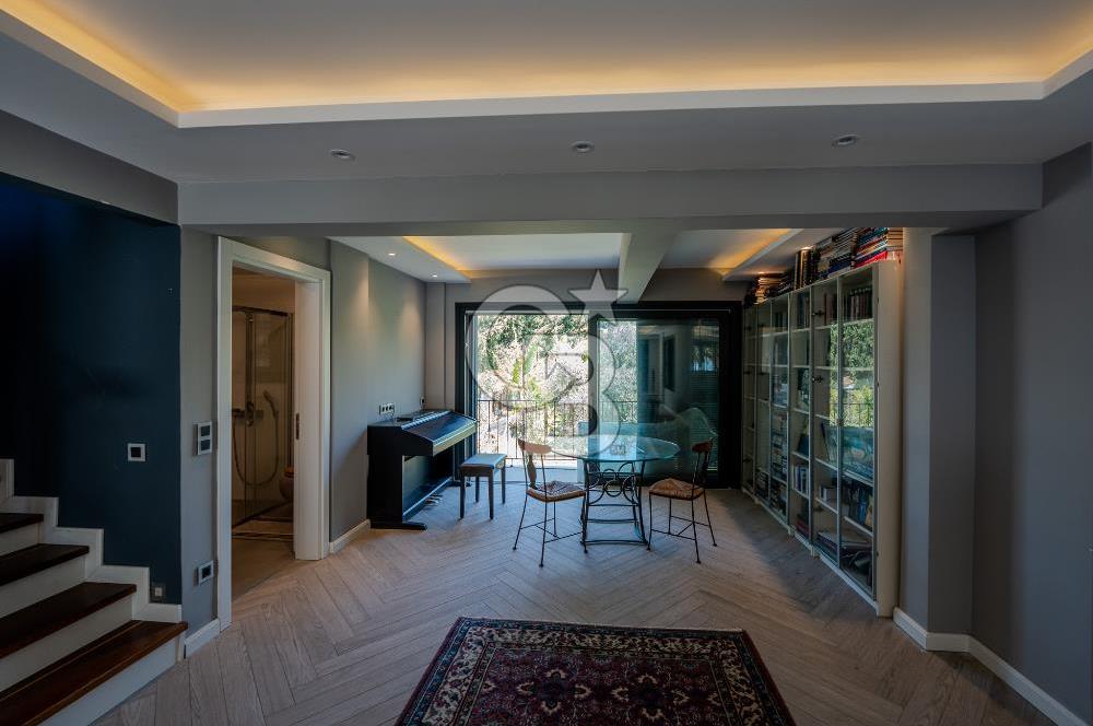 Urla Özbek’te Denize Sıfır 3 Katlı Özel Villa
