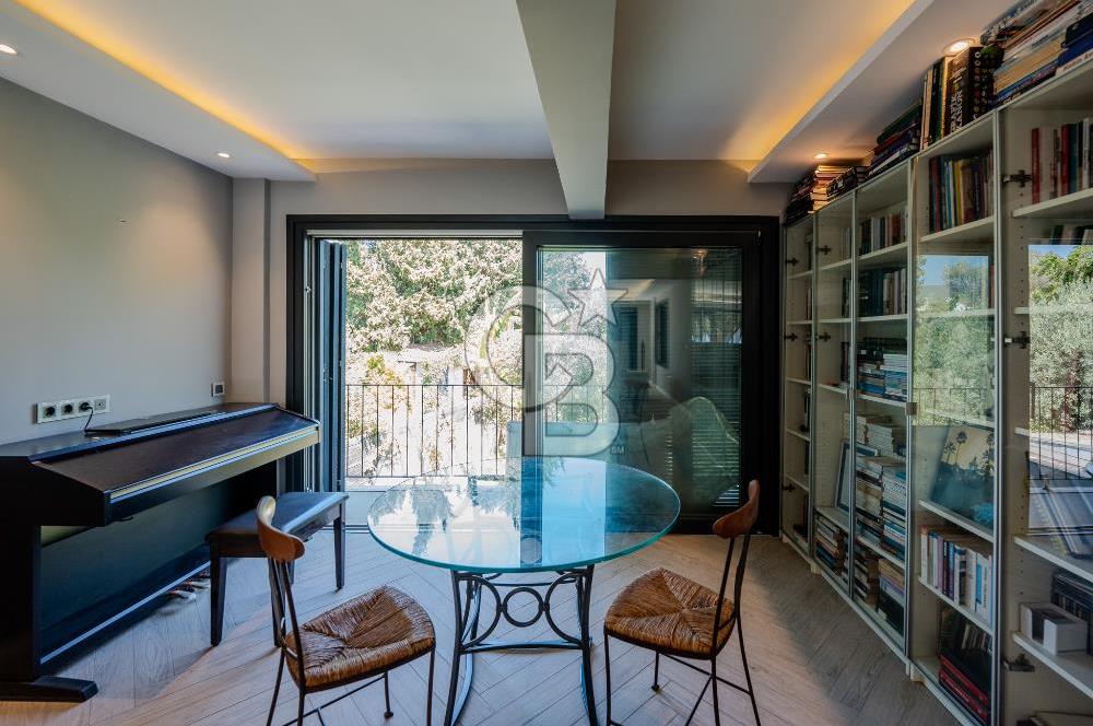 Urla Özbek’te Denize Sıfır 3 Katlı Özel Villa