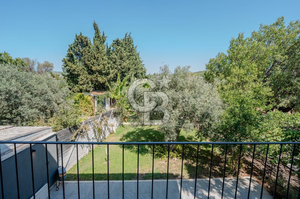 Urla Özbek’te Denize Sıfır 3 Katlı Özel Villa