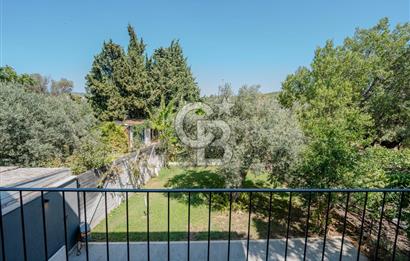 Urla Özbek’te Denize Sıfır 3 Katlı Özel Villa