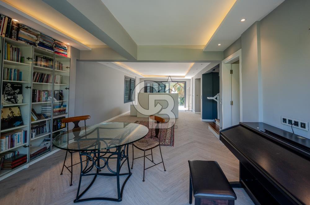 Urla Özbek’te Denize Sıfır 3 Katlı Özel Villa