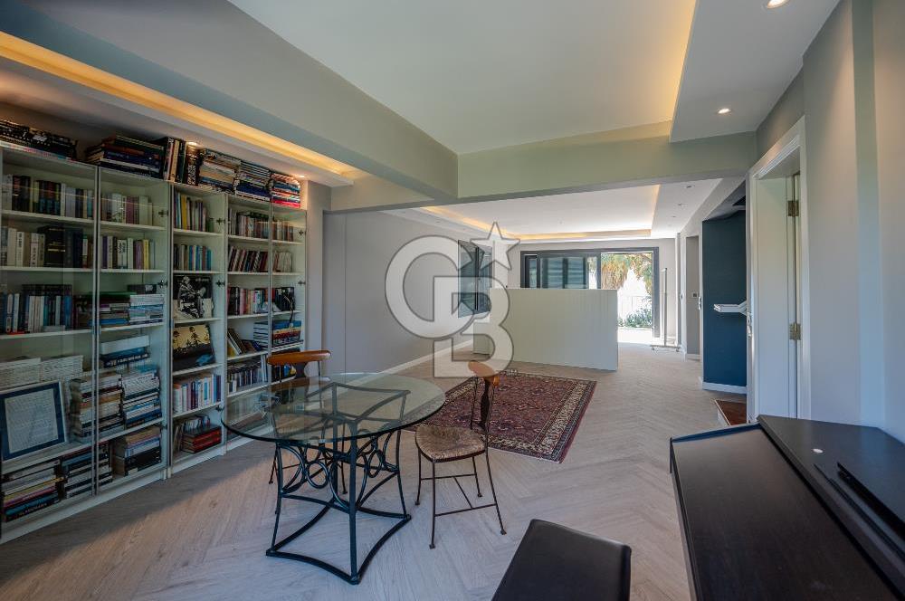 Urla Özbek’te Denize Sıfır 3 Katlı Özel Villa