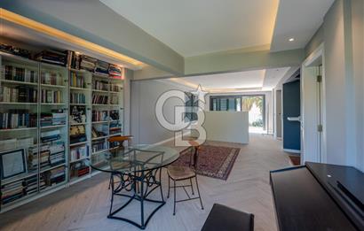 Urla Özbek’te Denize Sıfır 3 Katlı Özel Villa