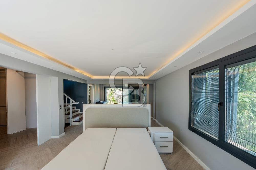 Urla Özbek’te Denize Sıfır 3 Katlı Özel Villa