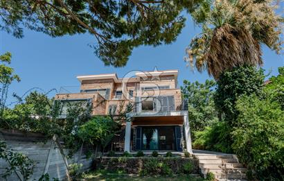 Urla Özbek’te Denize Sıfır 3 Katlı Özel Villa