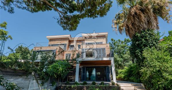 Urla Özbek’te Denize Sıfır 3 Katlı Özel Villa - 366276
