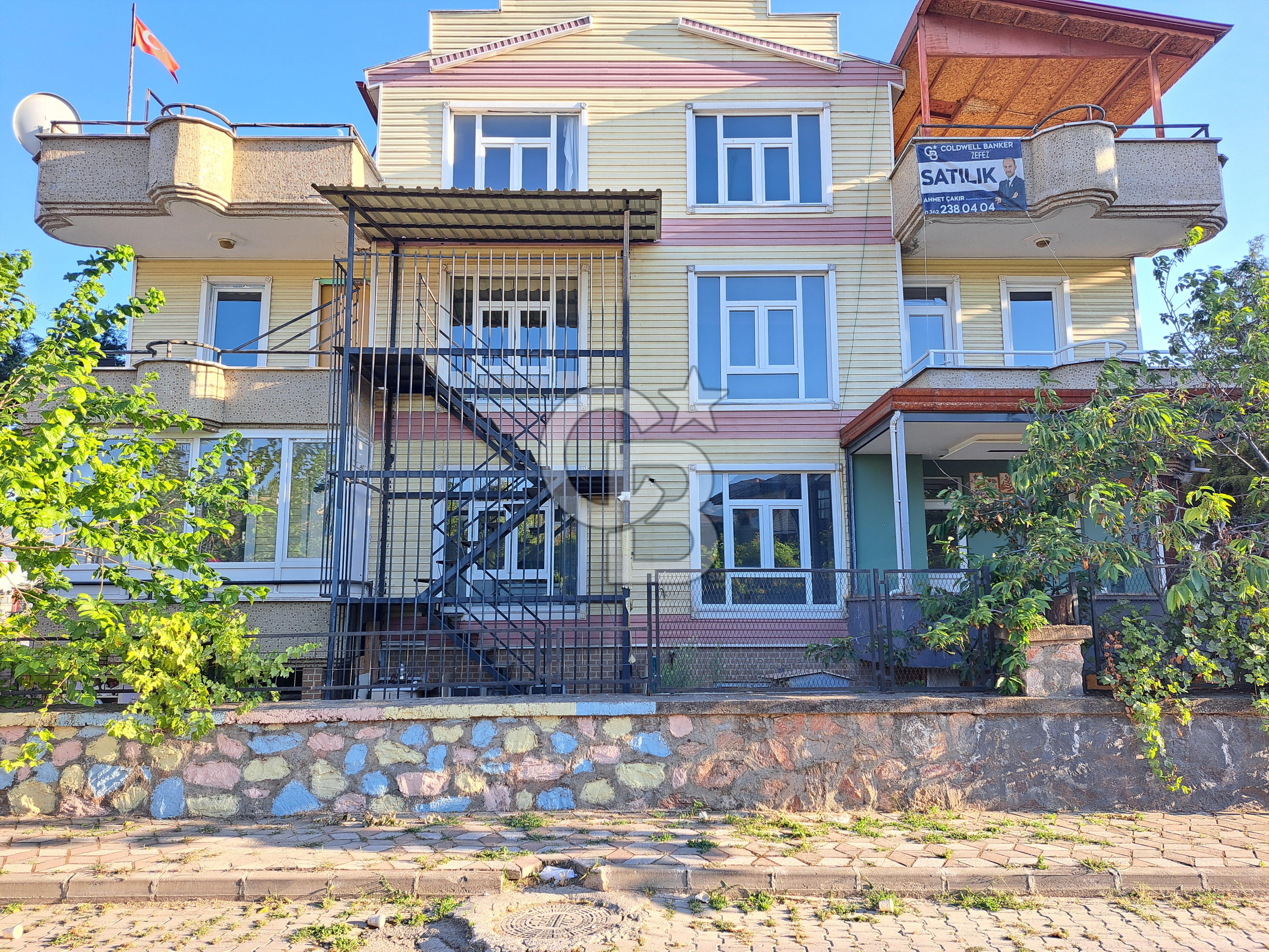 TOKAT MERKEZ KARŞIYAKADA GENİŞ METRAJLI SATILIK VİLLA