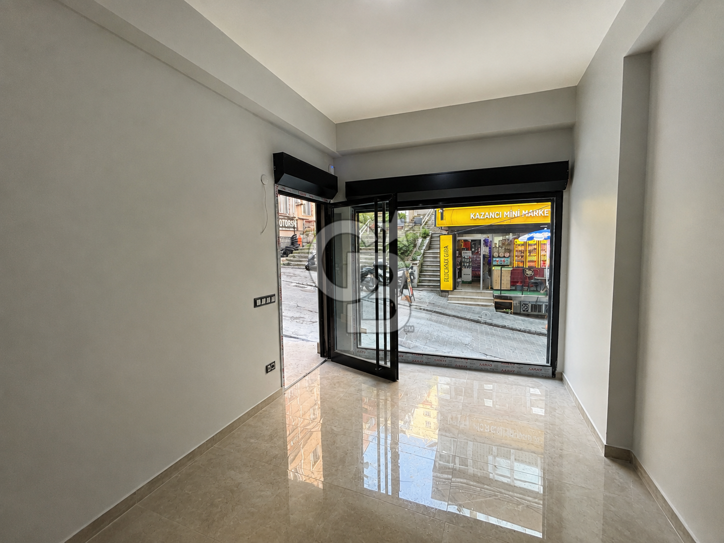 Kazancı'da Yeni Binada İki Katlı Yüksek Tavanlı Kiralık Dükkan