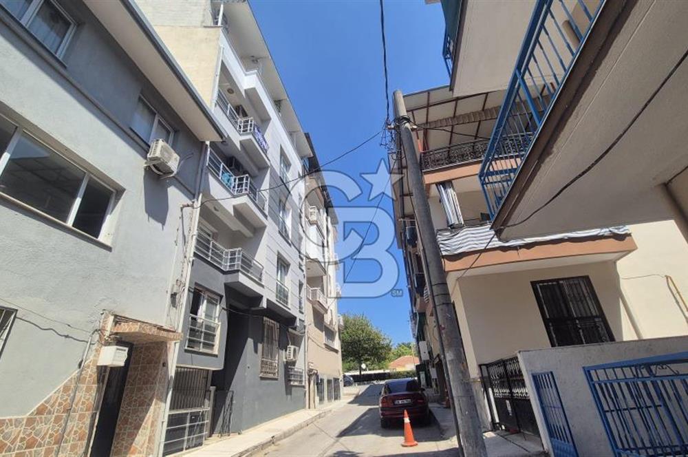 BUCA KURUÇEŞME DOĞUŞ CADDESİNDE EŞYALI BALKONLU ARAKAT SATILIK 2+1 DAİRE