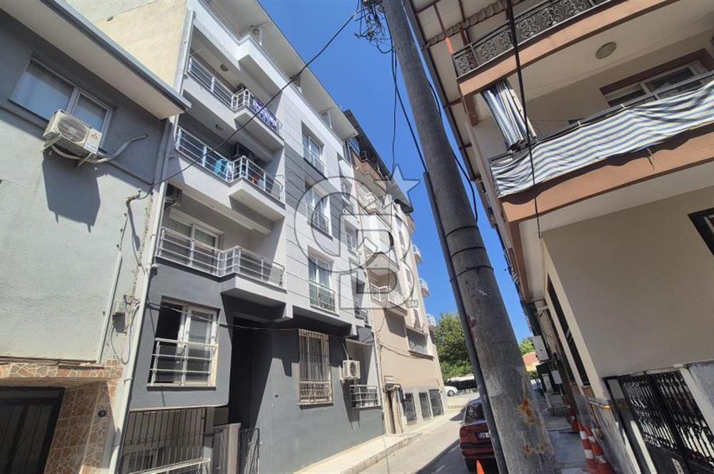 BUCA KURUÇEŞME DOĞUŞ CADDESİNDE EŞYALI BALKONLU ARAKAT SATILIK 2+1 DAİRE