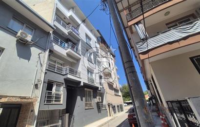 BUCA KURUÇEŞME DOĞUŞ CADDESİNDE EŞYALI BALKONLU ARAKAT SATILIK 2+1 DAİRE