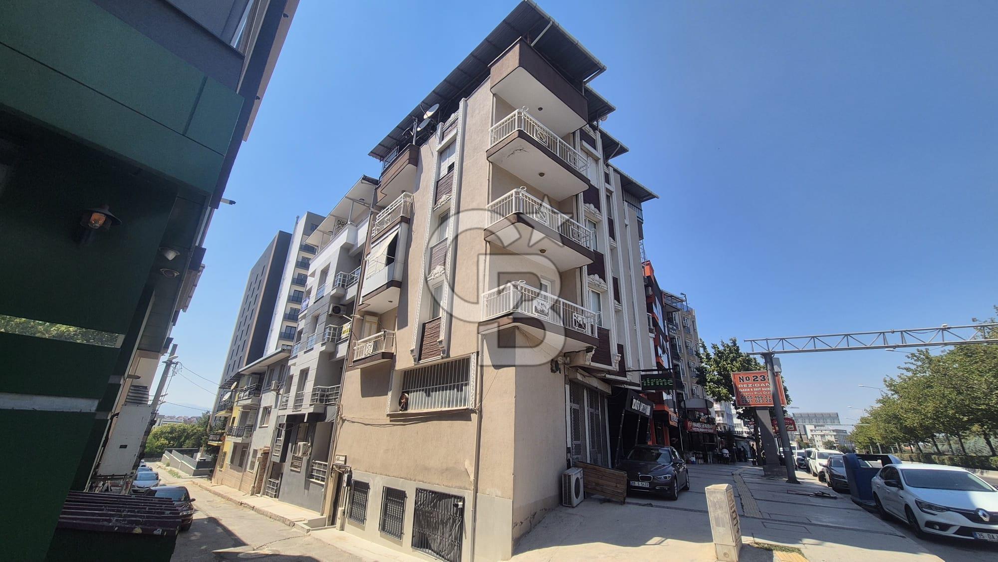 BUCA KURUÇEŞME DOĞUŞ CADDESİNDE EŞYALI BALKONLU ARAKAT SATILIK 2+1 DAİRE