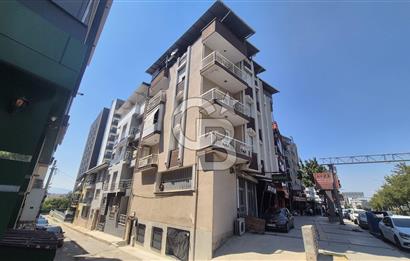BUCA KURUÇEŞME DOĞUŞ CADDESİNDE EŞYALI BALKONLU ARAKAT SATILIK 2+1 DAİRE