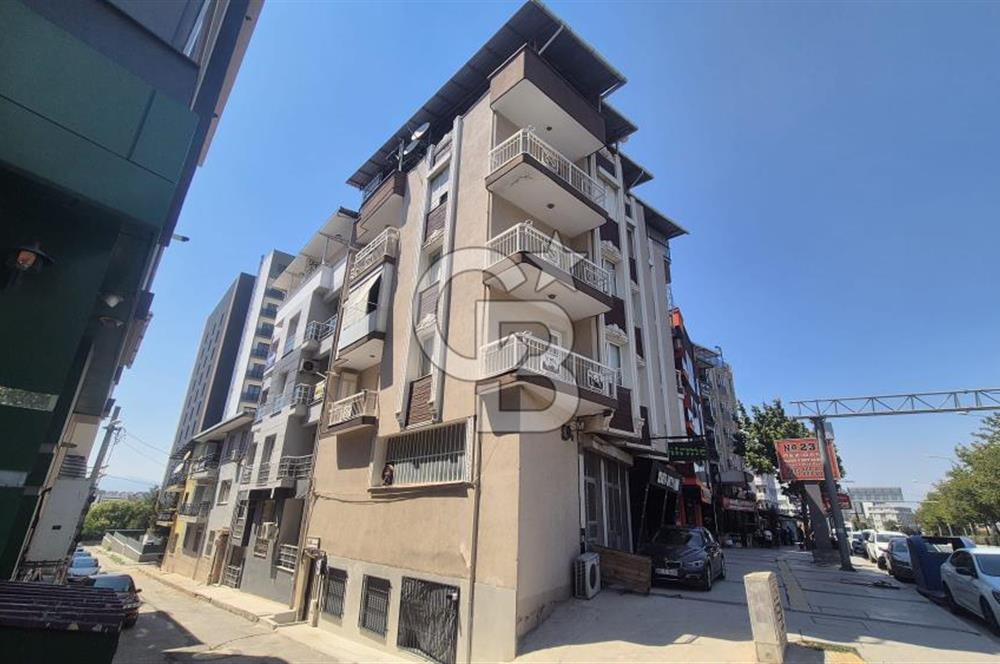 BUCA KURUÇEŞME DOĞUŞ CADDESİNDE EŞYALI BALKONLU ARAKAT SATILIK 2+1 DAİRE