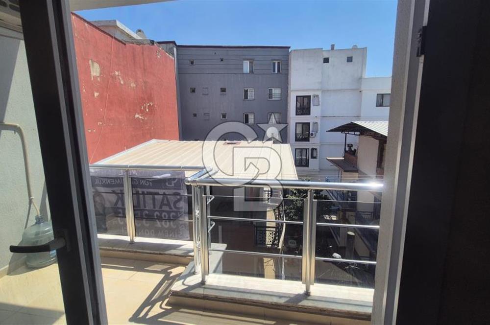 BUCA KURUÇEŞME DOĞUŞ CADDESİNDE EŞYALI BALKONLU ARAKAT SATILIK 2+1 DAİRE