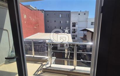 BUCA KURUÇEŞME DOĞUŞ CADDESİNDE EŞYALI BALKONLU ARAKAT SATILIK 2+1 DAİRE